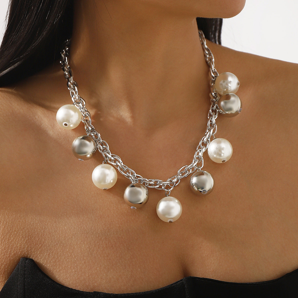 Collar con colgante geométrico minimalista de aleación con detalles de perlas de imitación y cadena cubana chapada en oro para mujer