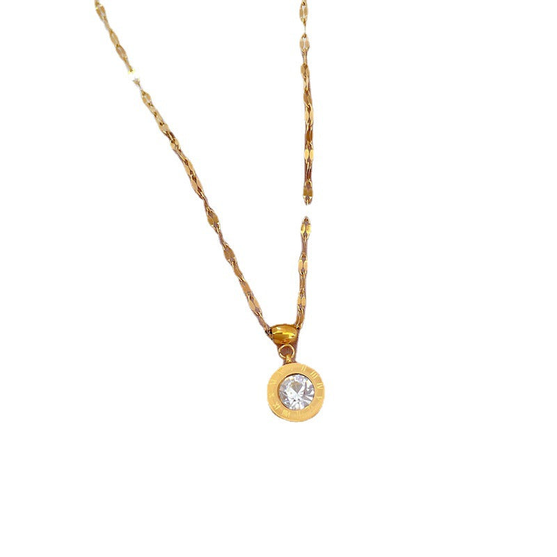 Collar de Acero Inoxidable Chapado en Oro con Circonitas Geométricas y Acento Floral para Mujer
