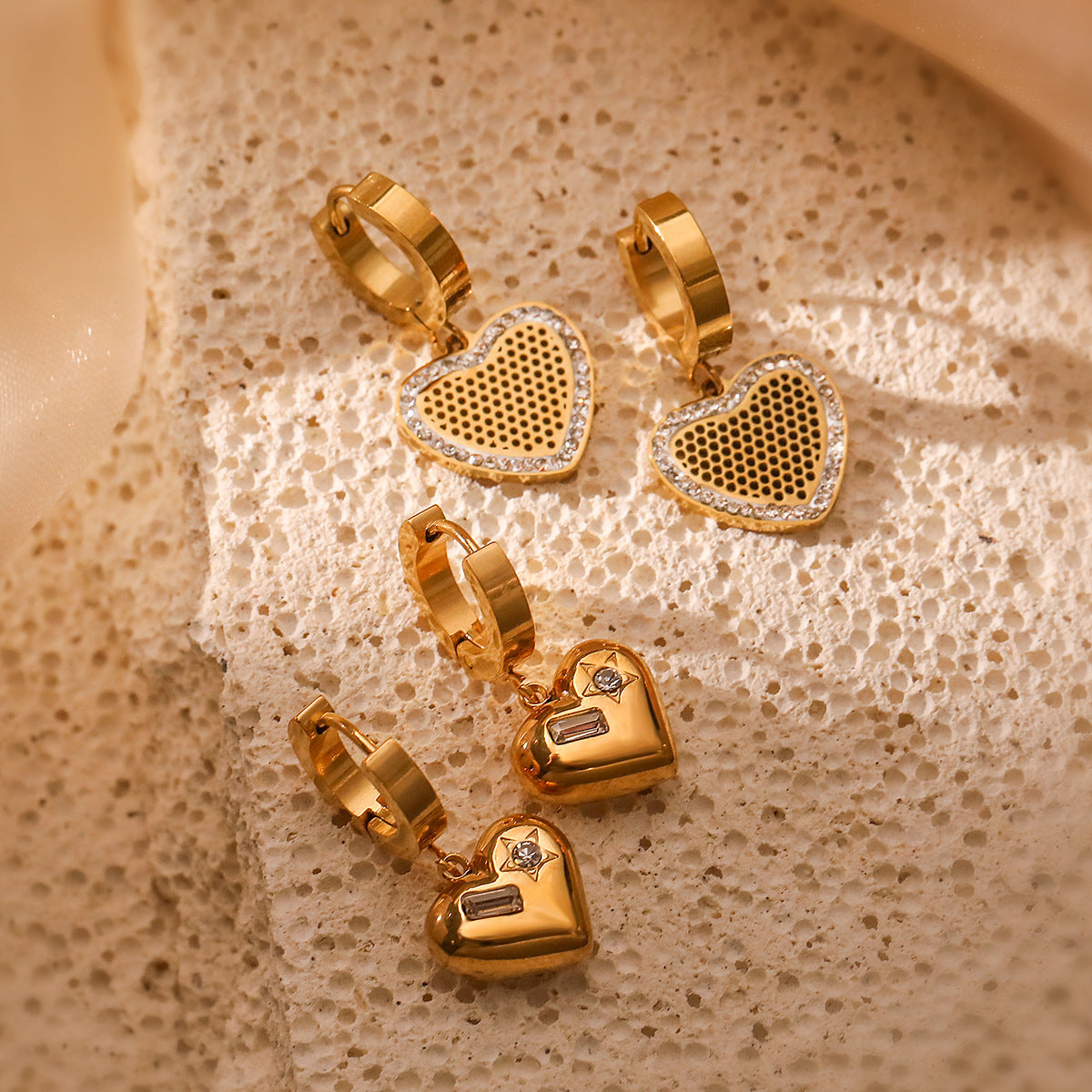 Orecchini Minimalisti a Cuore in Acciaio al Titanio con Placcatura in Oro Vero e Intarsio in Zirconi per Donna