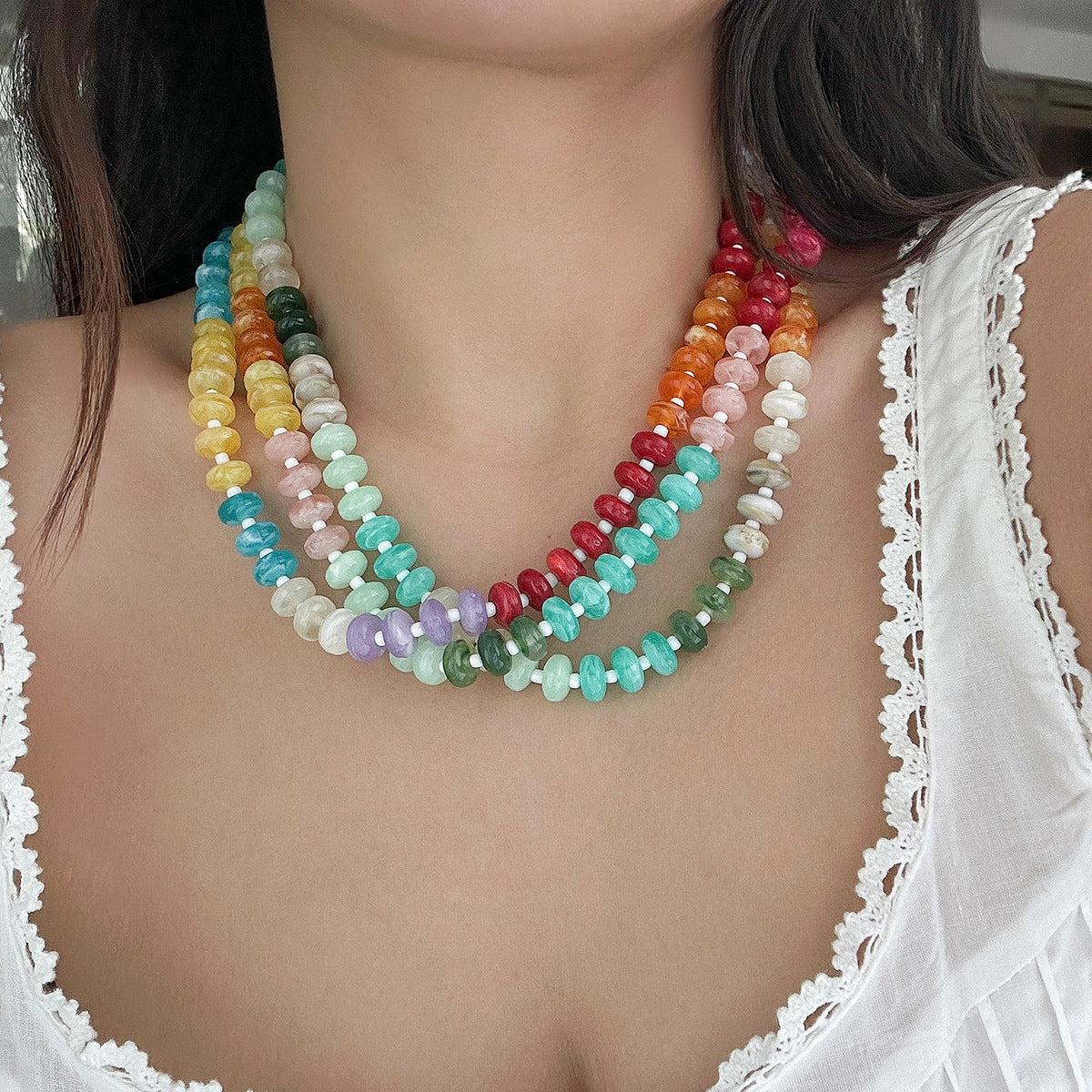 Collana girocollo con perline acriliche geometriche minimaliste e colori arcobaleno da donna