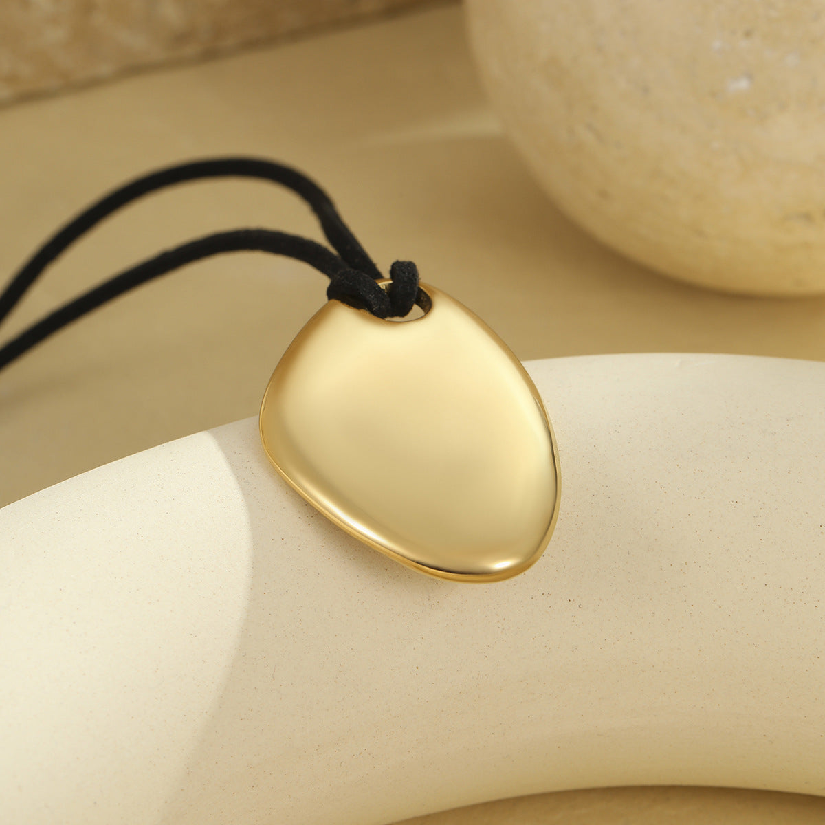 Collar Minimalista Geométrico Irregular de Acero Inoxidable con Colgante de Acero de Titanio Bañado en Oro de 18K