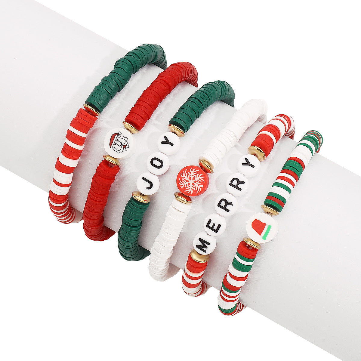 Bonito y fresco juego de pulseras hechas a mano con arcilla polimérica con temática navideña con dijes de Santa, copo de nieve y letras