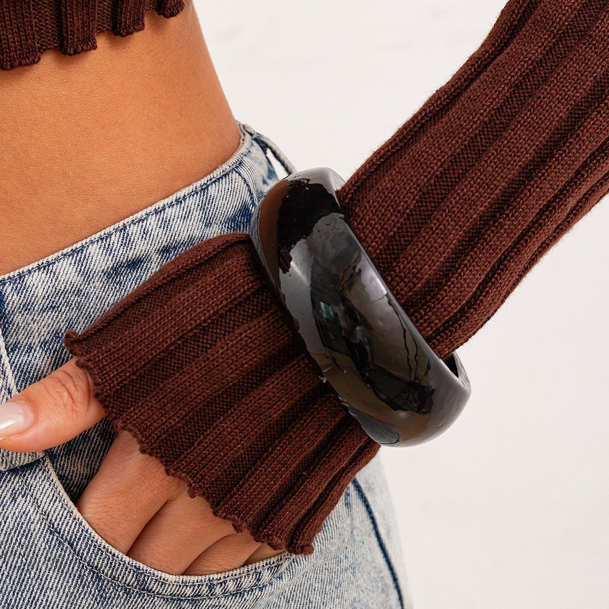 Bracciale geometrico esagerato in acrilico con fascia larga irregolare e accento trasparente