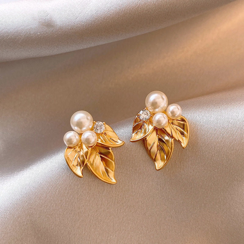 Elegantes pendientes de perlas con forma de hoja, de estilo vintage francés, para mujer, con postes de acero chapado
