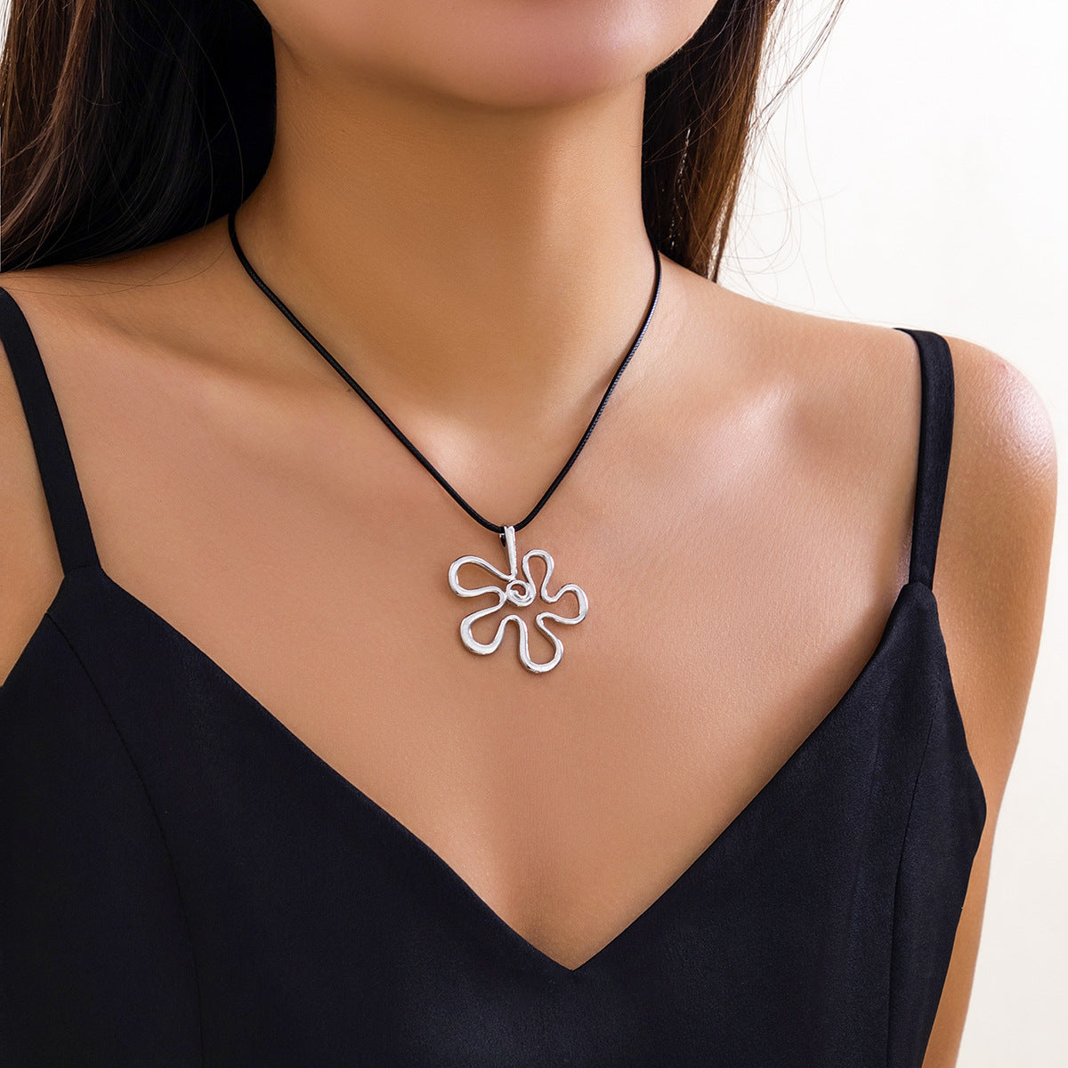 Collana Girocollo Pendente Floreale Minimalista da Donna in Lega Metallica con Design Vuoto Stile Instagram