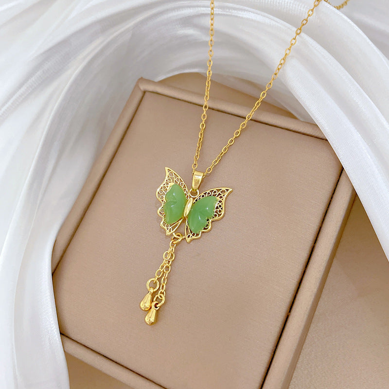 Collana Pendente Elegante a Farfalla in Acciaio al Titanio con Dettagli Verdi e Frange per Donna