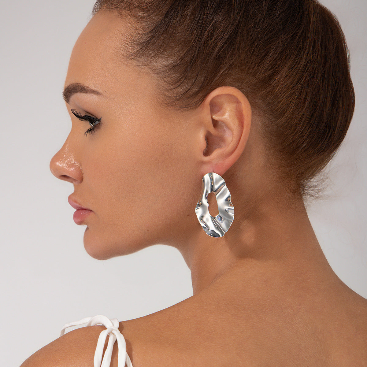 Pendientes de Aro Metálicos Geométricos Minimalistas Irregulares con Brillo Líquido para Mujer con Acabado Galvanizado