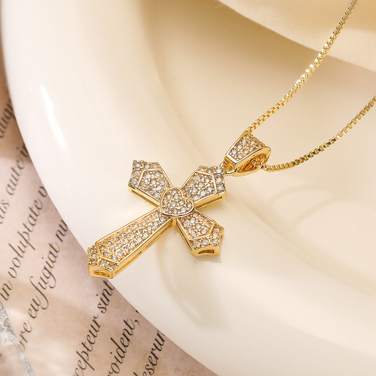 Collana con ciondolo a croce minimalista da donna in ottone placcato oro 18 carati e intarsi in zirconi