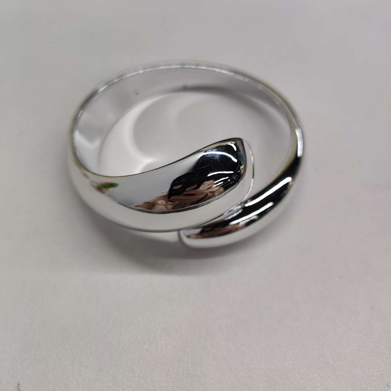 Bracciale in acrilico aperto a onda, design geometrico ovale, stile minimalista esagerato, alla moda, leggero, lussuoso, gioiello da mano
