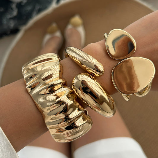 Brazalete rígido de metal para mujer, con diseño geométrico inspirado en lo vintage, efecto de goteo y arrugado, y acabado galvanizado