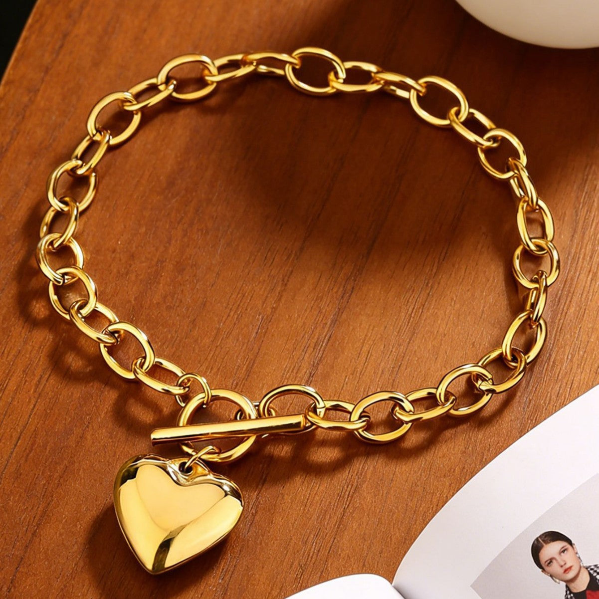 Elegante pulsera de acero inoxidable con forma de corazón para mujer con acabado chapado en oro de 18 quilates y cierre de palanca