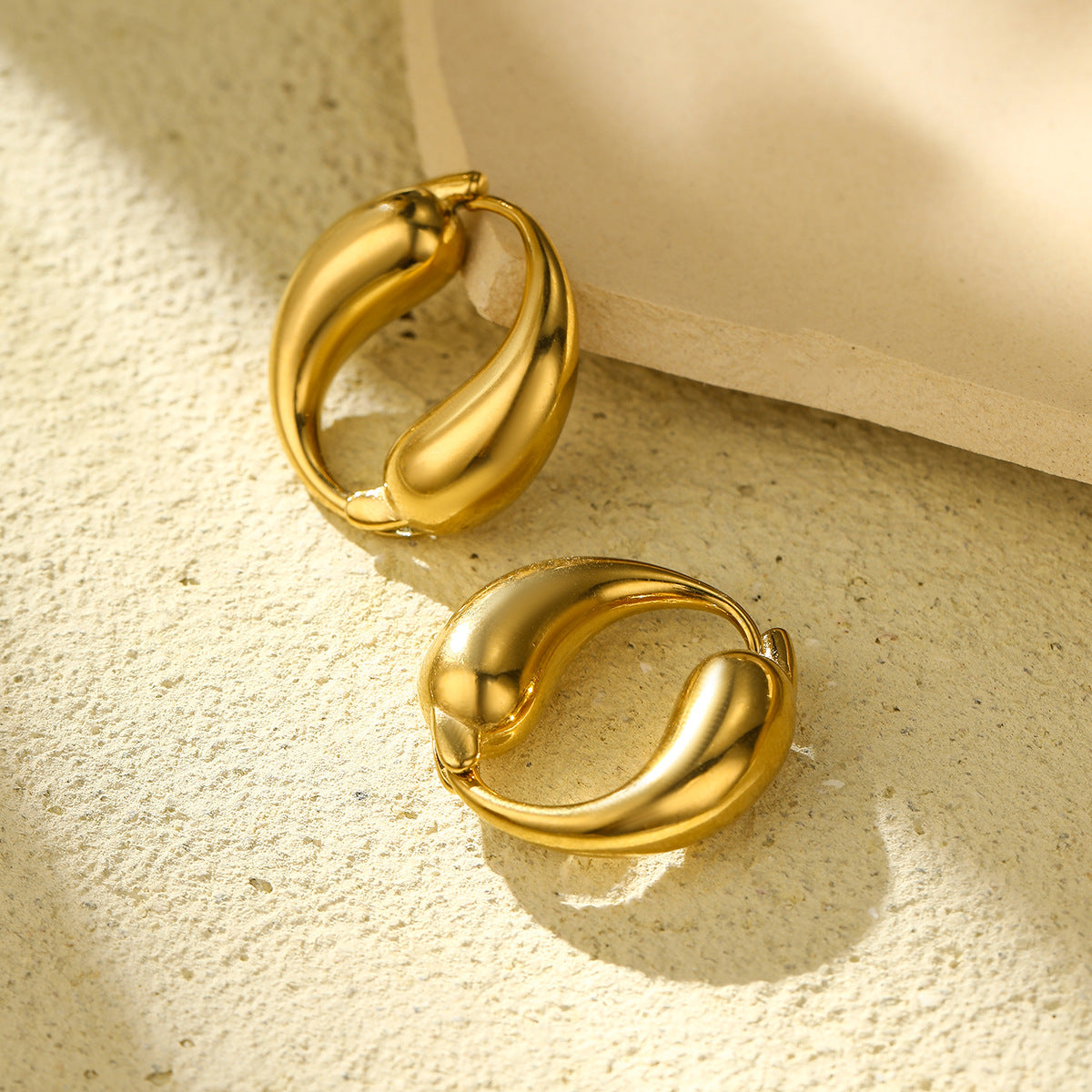 Pendientes de aro minimalistas de acero inoxidable con forma de gota de agua para mujer con acabado chapado en oro