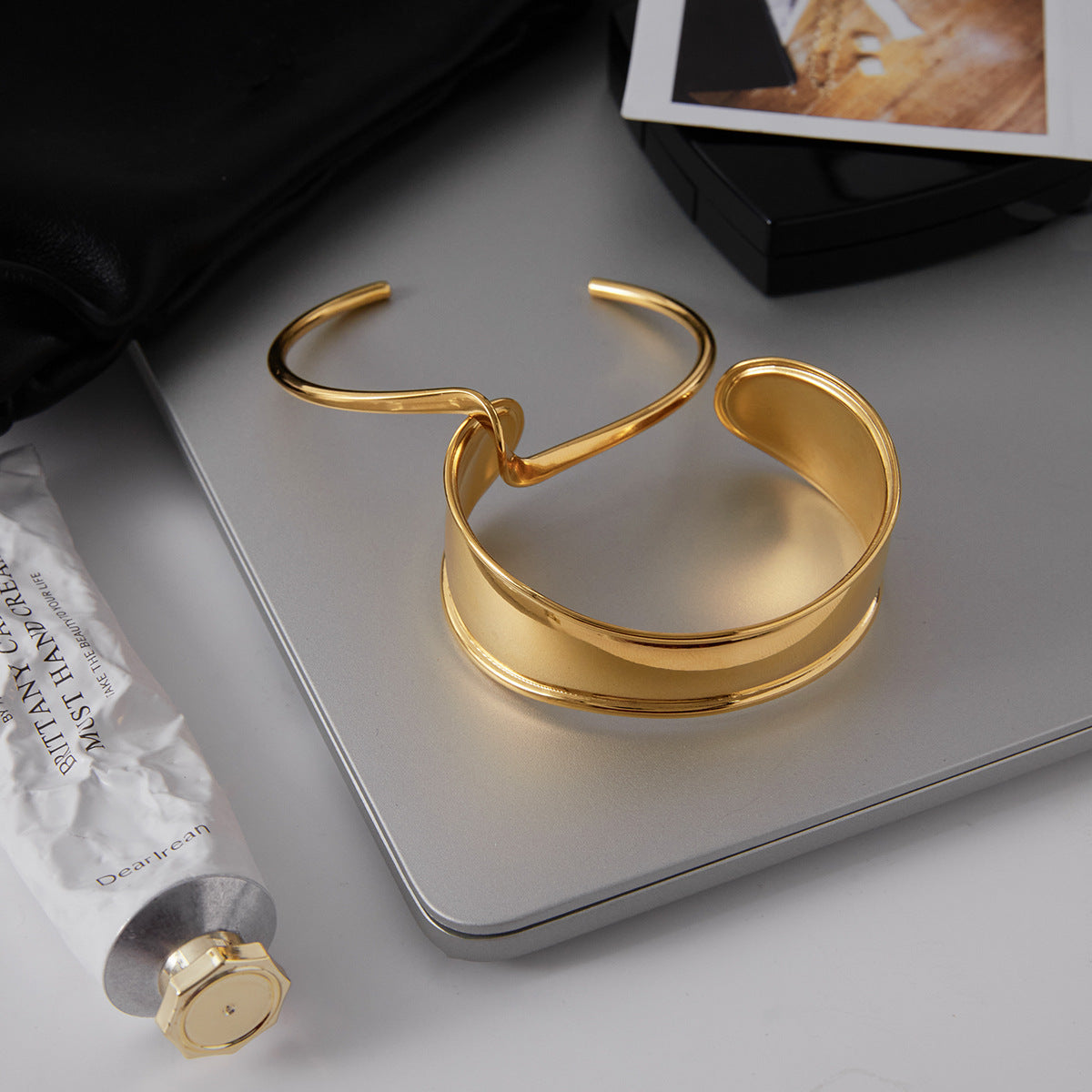 Bracciale Rigido Aperto Minimalista Geometrico in Acciaio al Titanio con Placcatura in Oro 18K da Donna