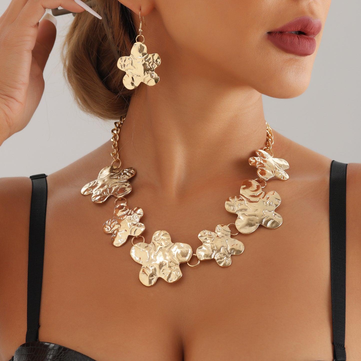 Gargantilla de Metal Geométrica Minimalista con Flores de Ciruelo Irregulares para Mujer con Acabado Galvanizado