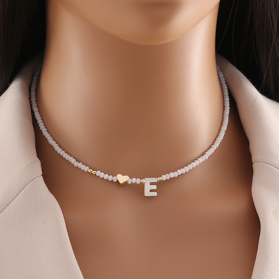Collana con ciondolo a lettera dal design originale con ciondolo a conchiglia e perline di cristallo da donna