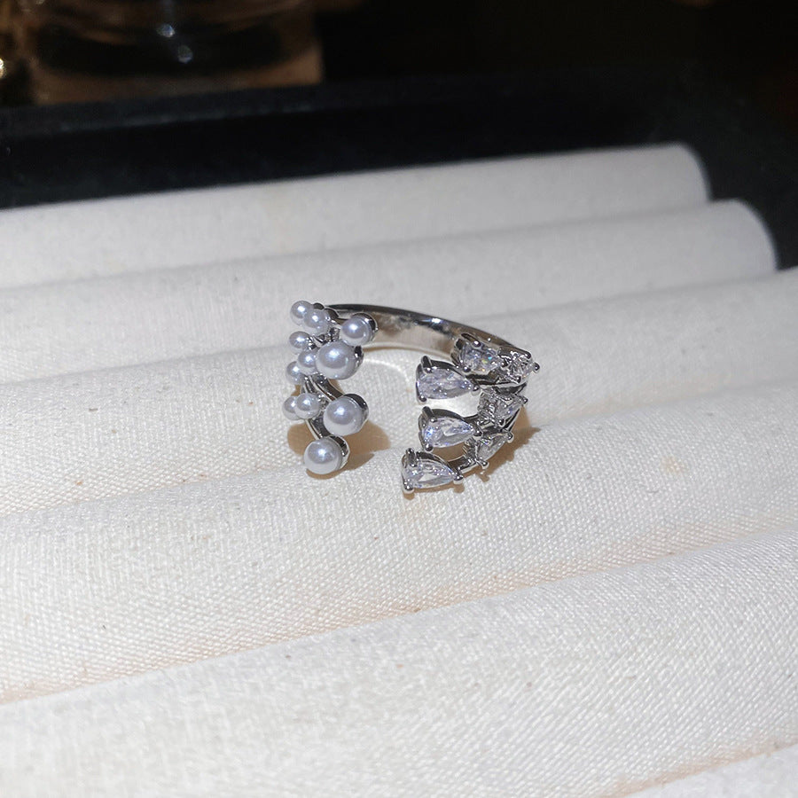 Anello da donna elegante in stile vintage francese con perle imitate a forma geometrica e zirconi intarsiati
