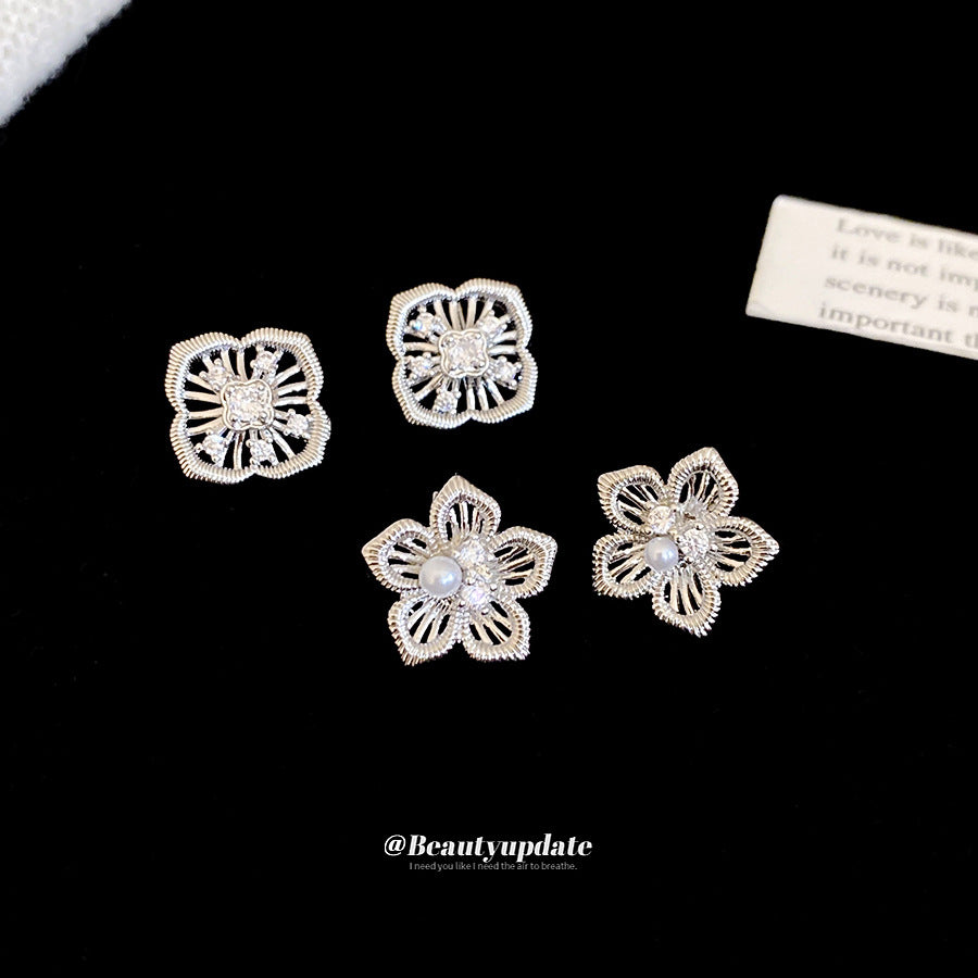 Pendientes florales minimalistas con incrustaciones de circonita en postes de acero inoxidable, elegante diseño de flor hueca adornada con perlas para mujer