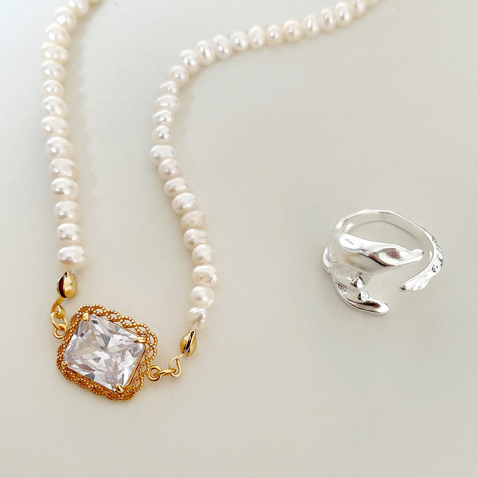 Anillo de plata de ley 925 con forma geométrica minimalista, superficie texturizada y banda abierta irregular