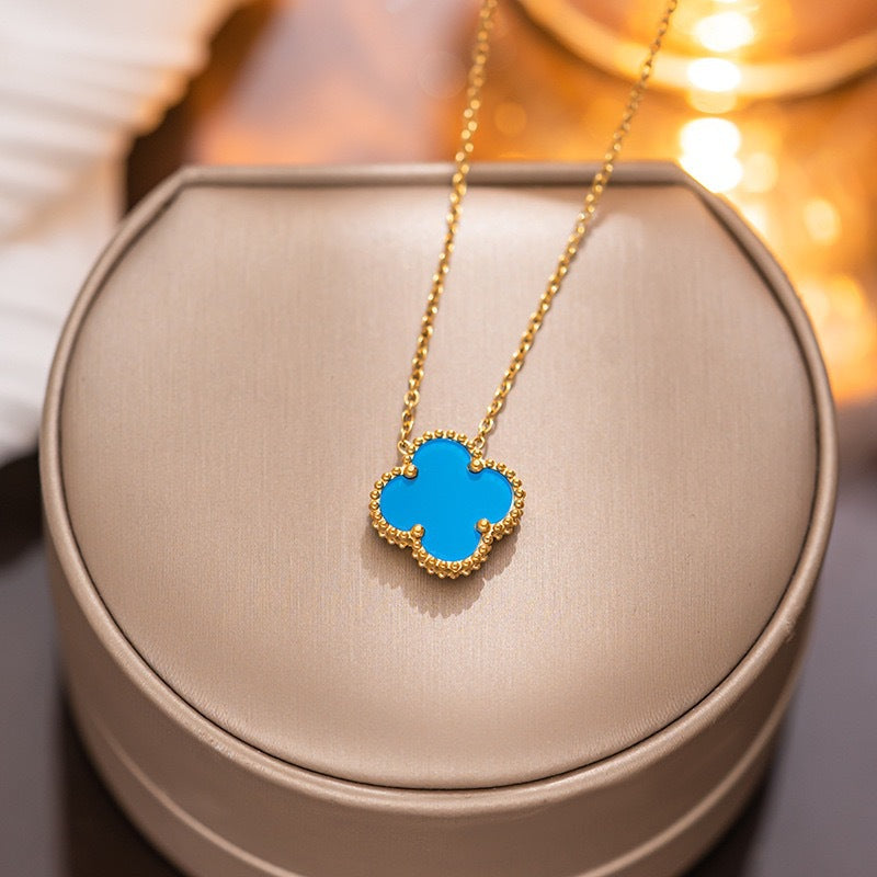 Set di collana, bracciale e orecchini in acciaio al titanio di lusso a forma di trifoglio con finitura placcata, catena a O, catena per clavicola e design ipoallergenico
