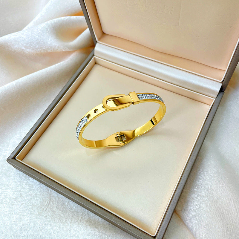 Bracciale minimalista in titanio e acciaio placcato oro rosa con intarsio in strass e design dalla forma irregolare