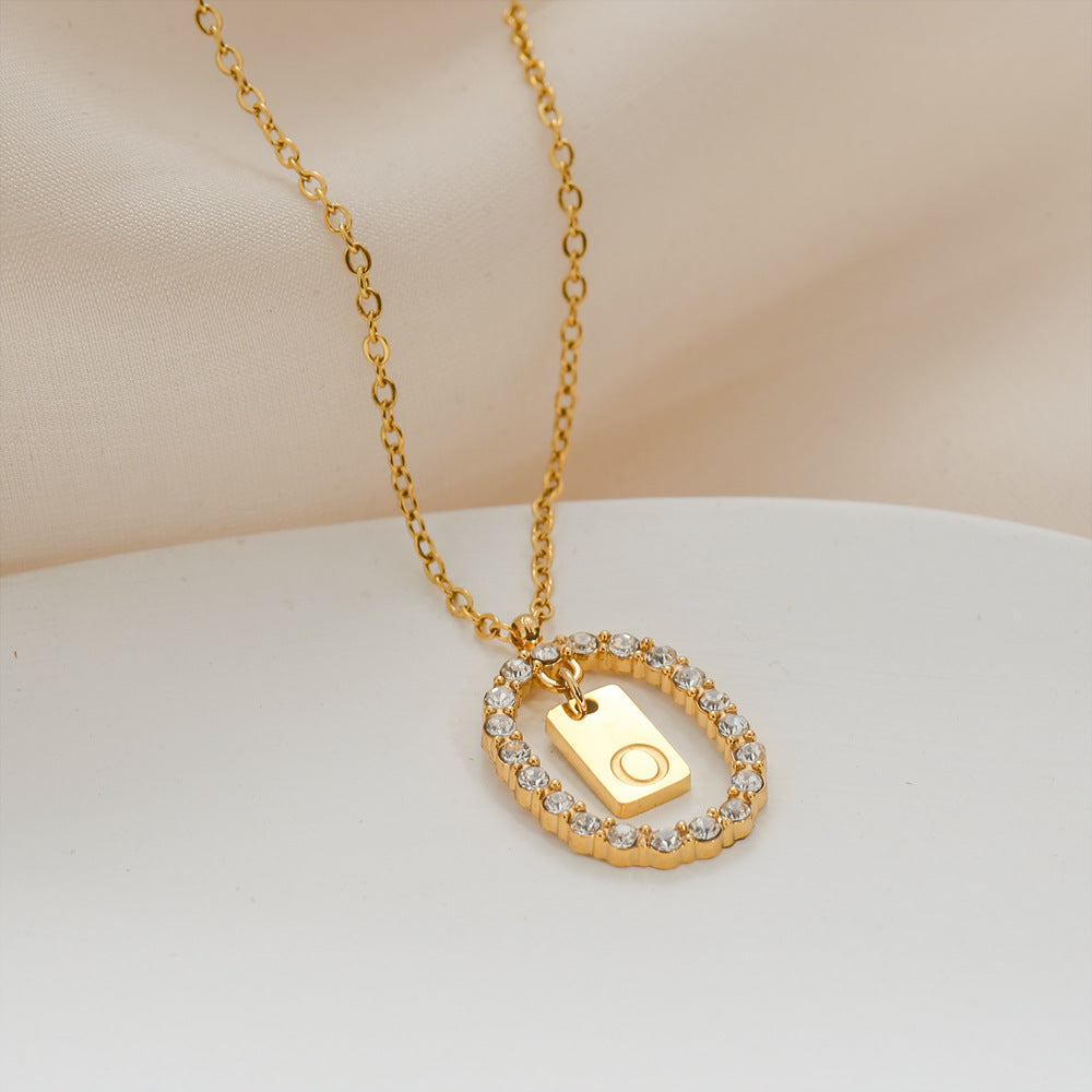 Collana da donna a maglione versatile in acciaio inossidabile ovale minimalista con lettera, placcata oro, con catena a maglie, con strass micro-pavé