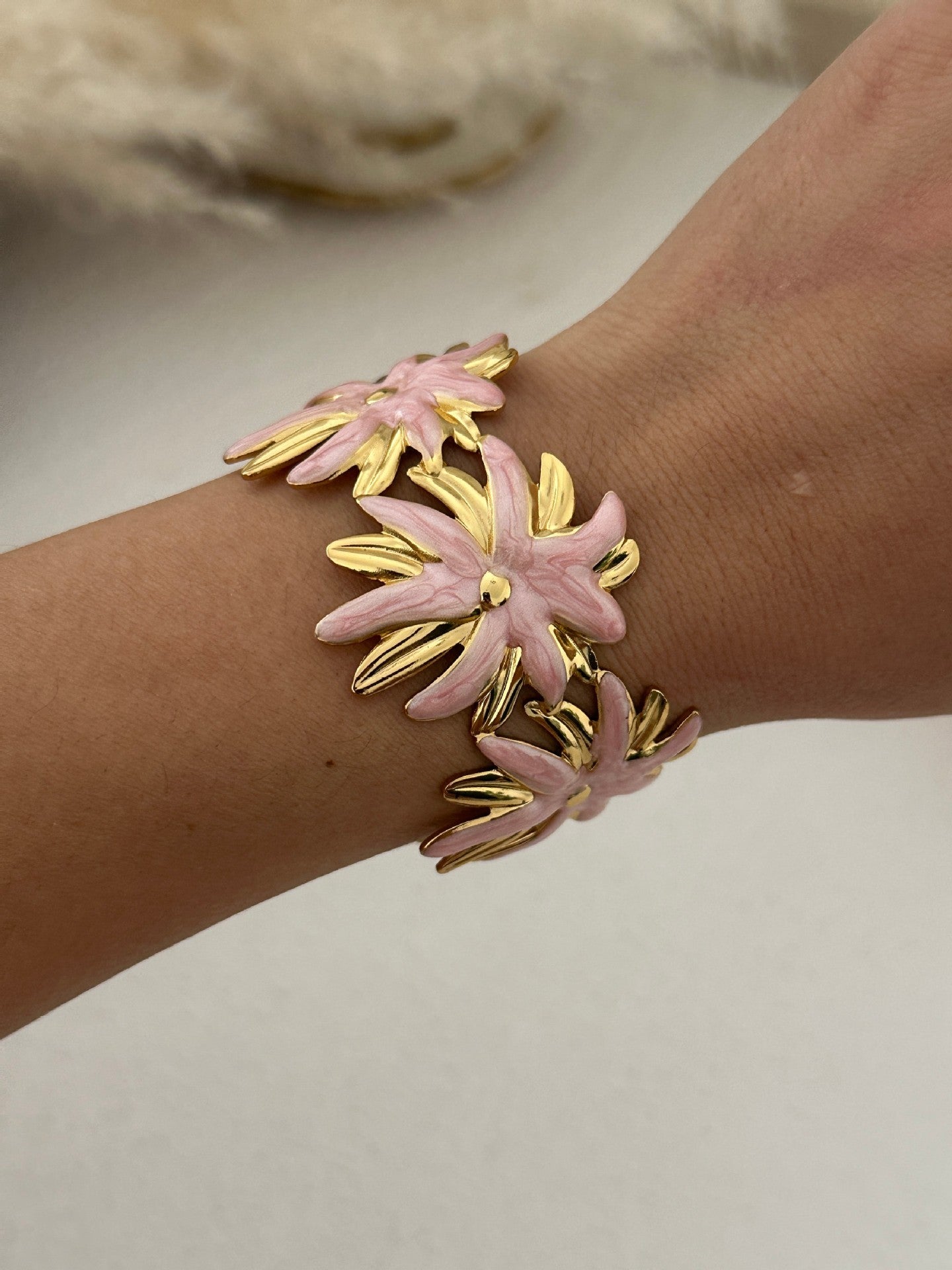 Bracciale Vintage a Forma di C con Stella Marina e Conchiglia, Smaltato e Dorato in Acciaio Inossidabile