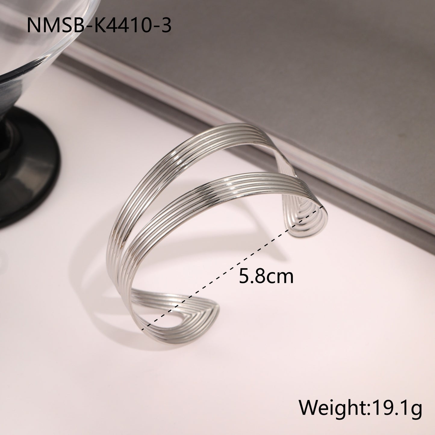 Bracciale a Polsino Geometrico alla Moda in Acciaio Inossidabile da Donna con Design Traforato e Finitura Placcata
