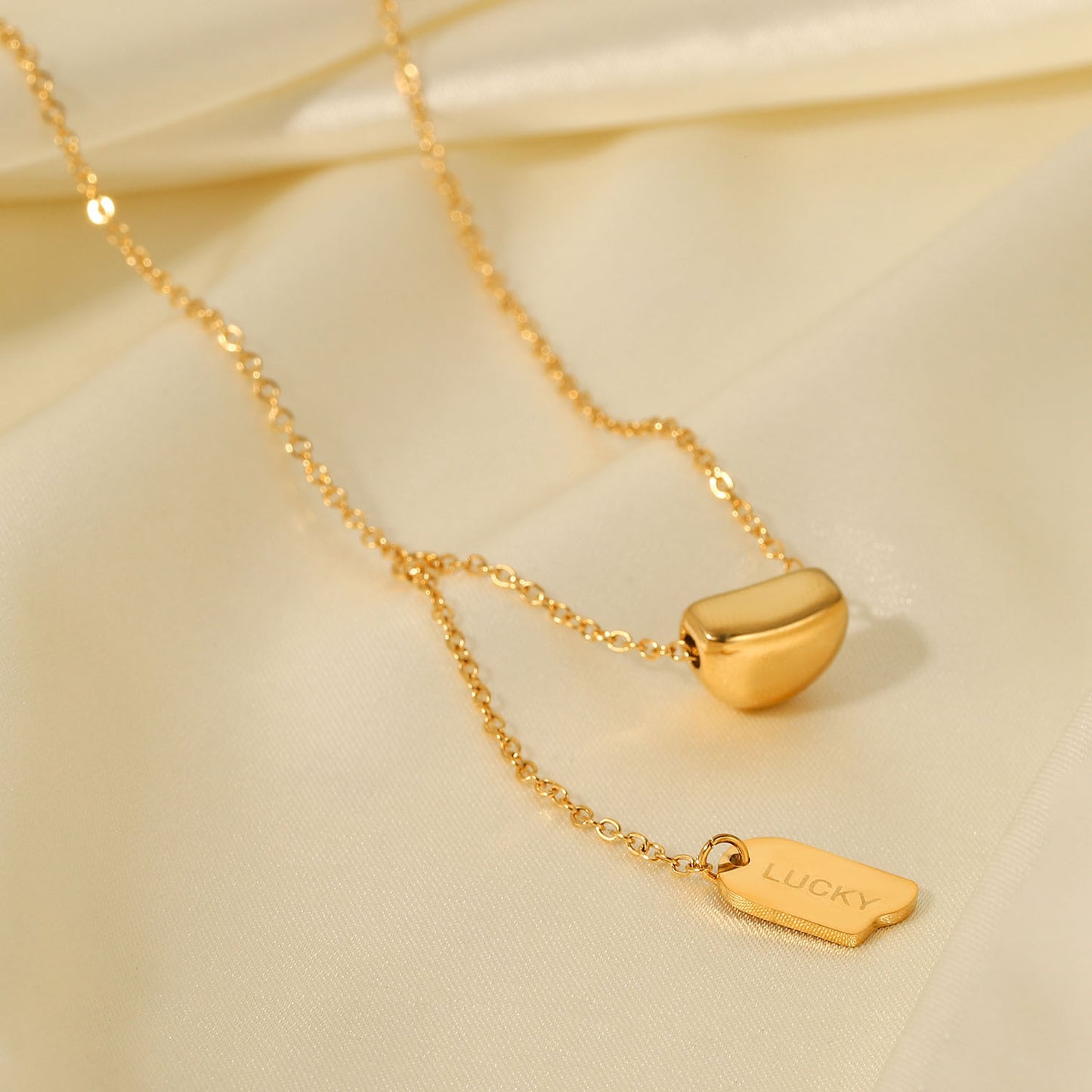 Collar con colgante semiredondo geométrico de diseño original en acero titanio con chapado al vacío de oro de 18 quilates para mujer y hombre