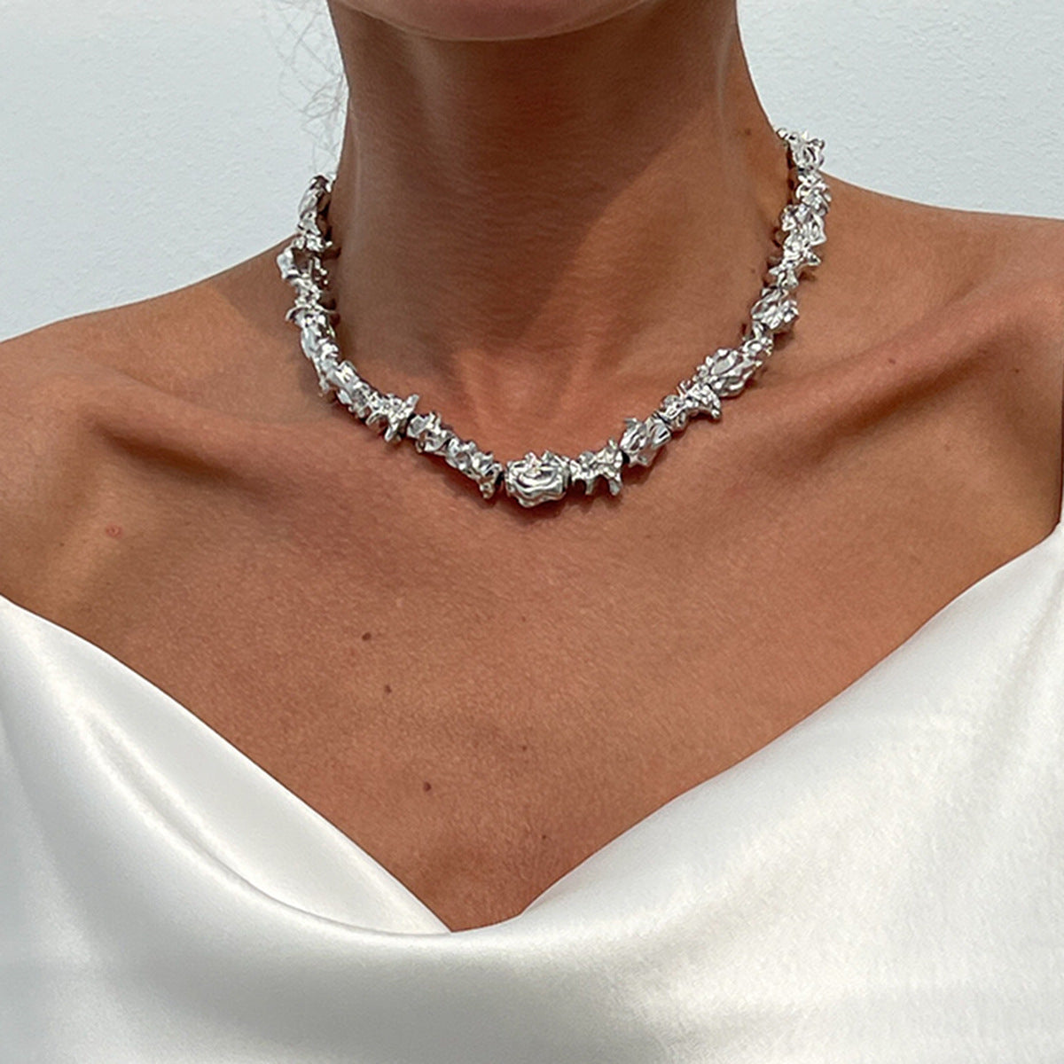 Collar Gargantilla Minimalista de Aleación con Forma Geométrica Irregular y Acabado Galvanizado para Mujer