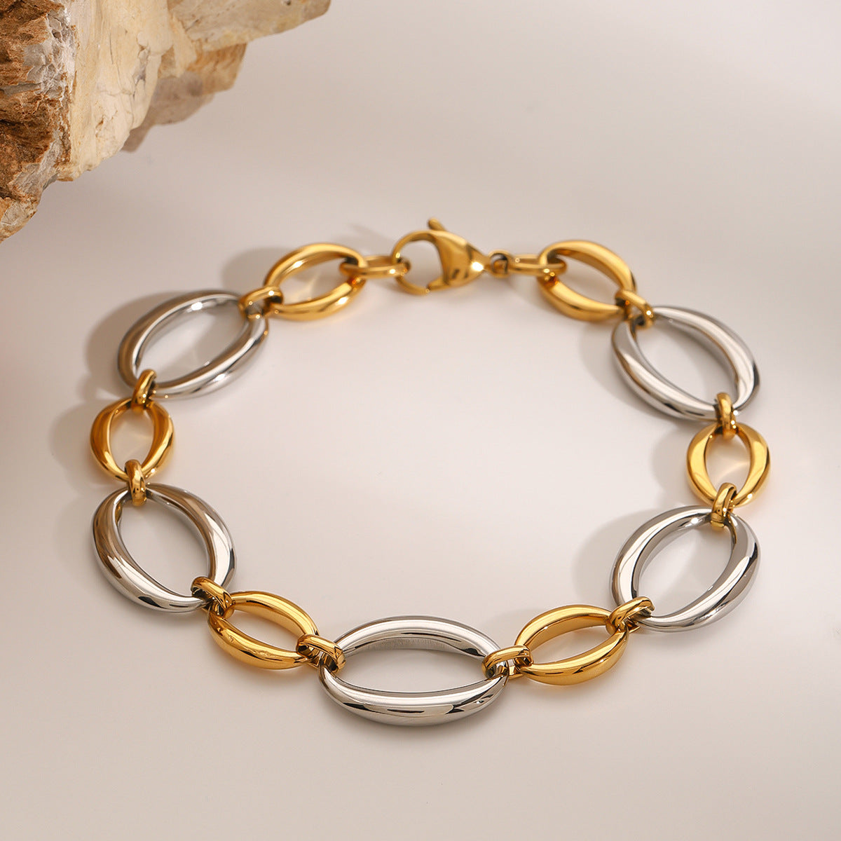 Bracciale geometrico placcato in acciaio inossidabile da donna con stile minimalista moderno e design a catena intrecciata