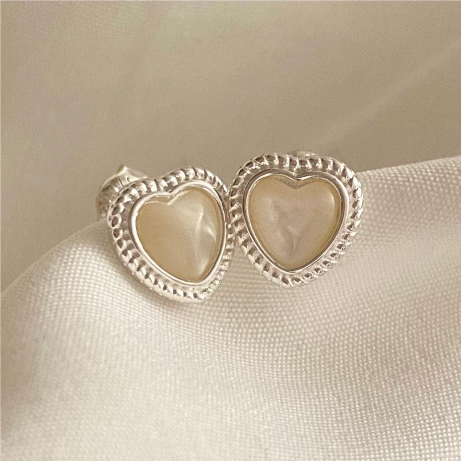 Orecchini a perno minimalisti a forma di cuore in argento sterling 925 placcato oro da donna