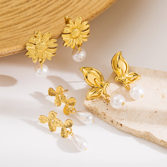 Orecchini dolci ed eleganti a farfalla e girasole in acciaio inossidabile con finitura placcata e accenti di perle simulate