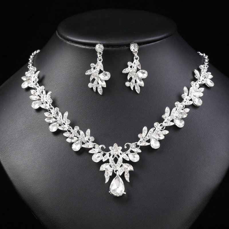 Conjunto de collar de aleación de estilo natural con forma floral y de hoja, incrustaciones de pedrería y baño de oro en cadena tipo O para mujer