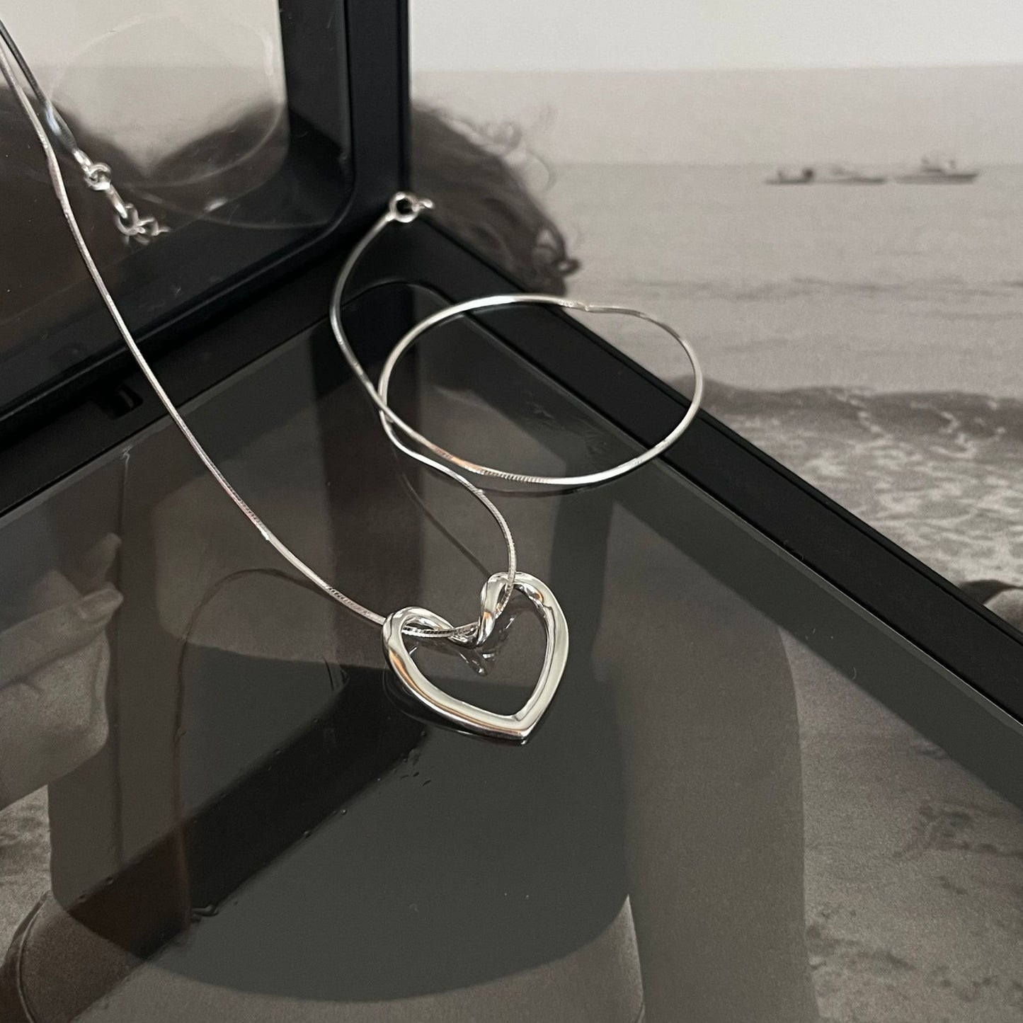 Collana a serpente minimalista a forma di cuore in argento sterling 925 con finitura galvanica e accento geometrico