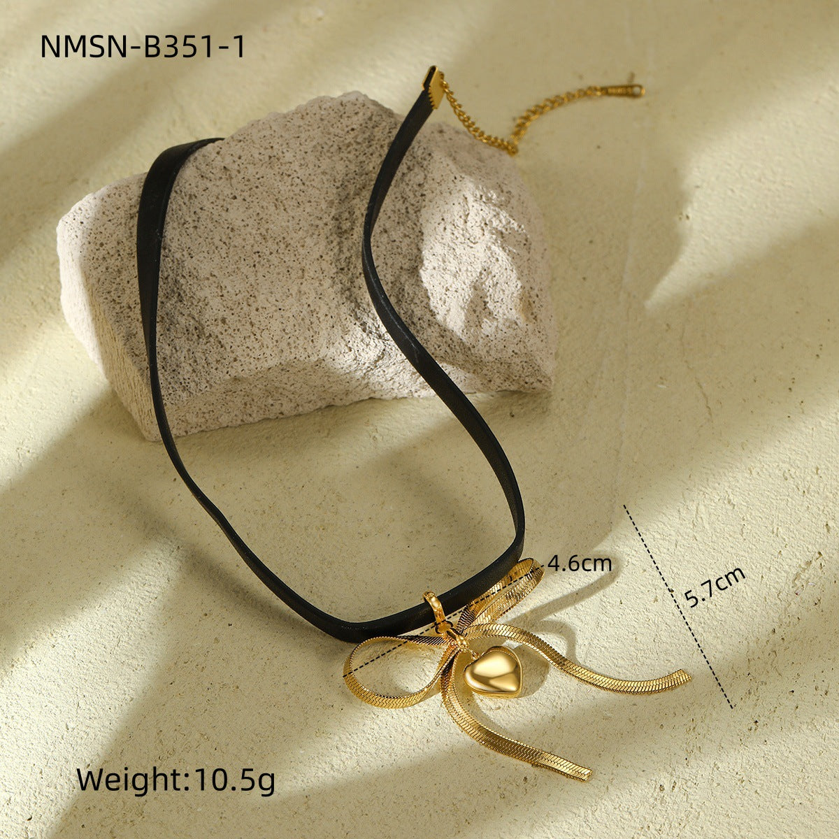 Collar minimalista de acero de titanio en forma de lazo para mujer con acabado chapado y detalle de cuero