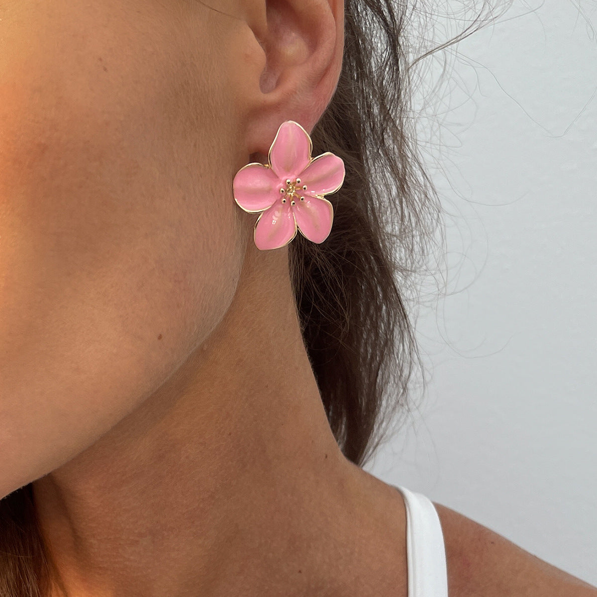 Orecchini a perno minimalisti floreali smaltati da donna con perni in acciaio inossidabile e design a petalo 3D