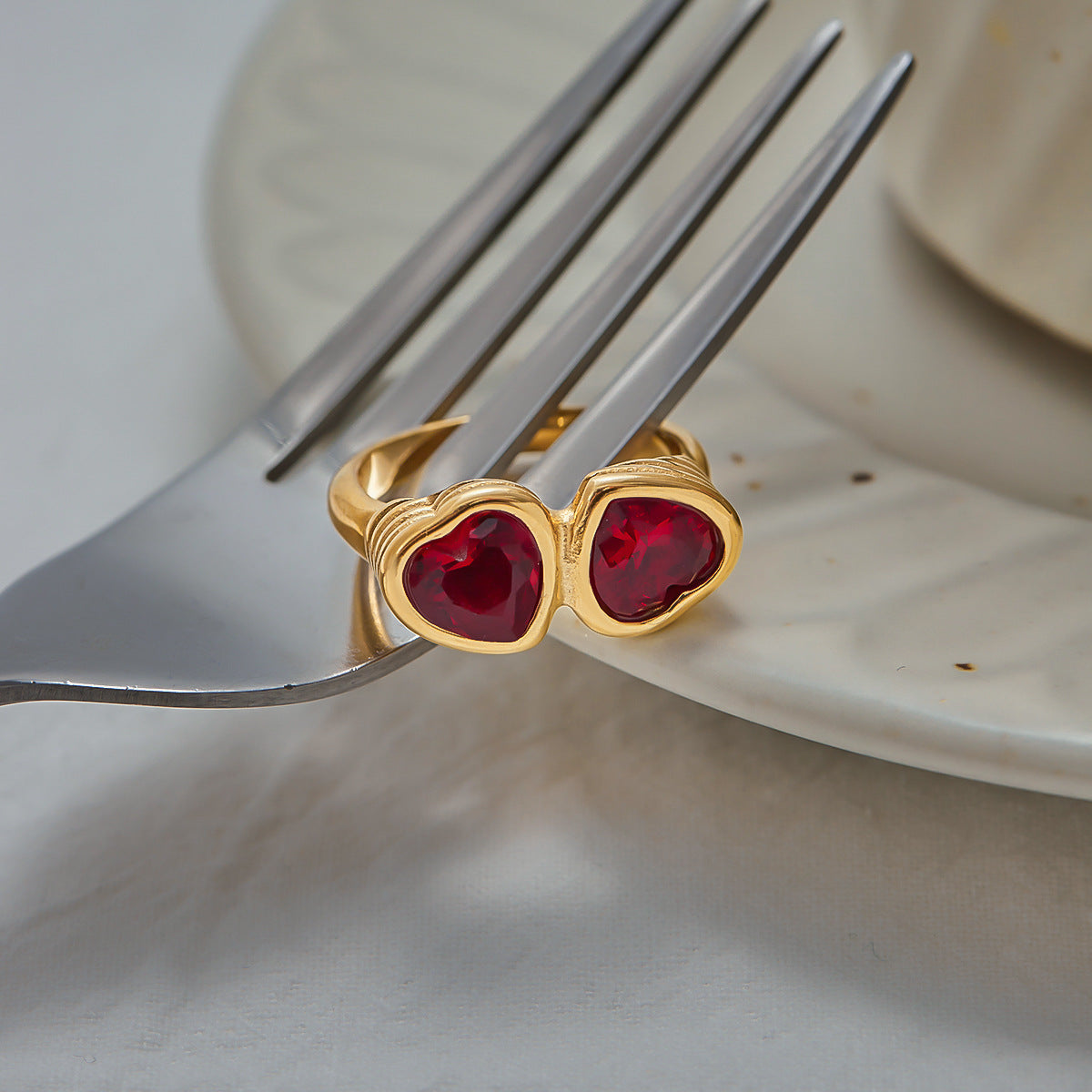 Anillo de acero de titanio con forma de corazón, diseño de moda, con incrustaciones de diamantes de imitación y acabado chapado, para mujer