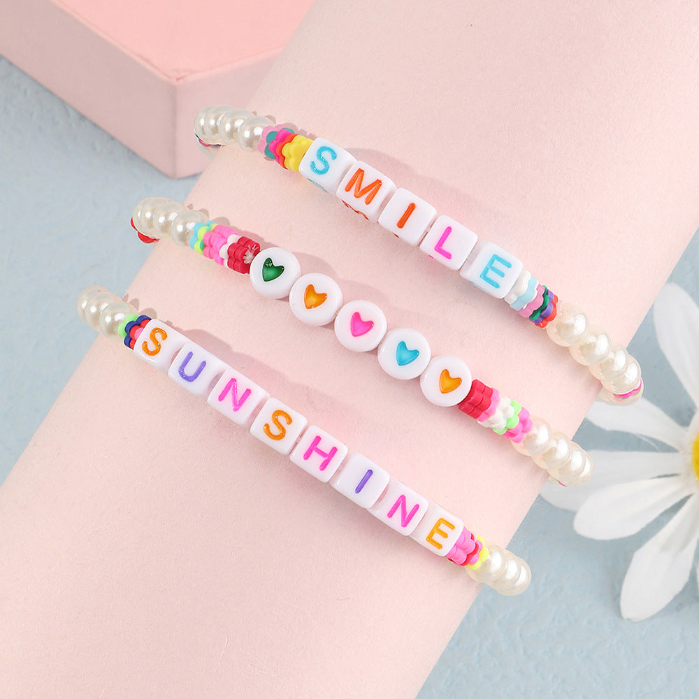 Bracciale in Resina Minimalista con Lettera Cuore e Sorriso per Ragazze con Accenti di Perle e Ciondoli Floreali in Morbida Argilla