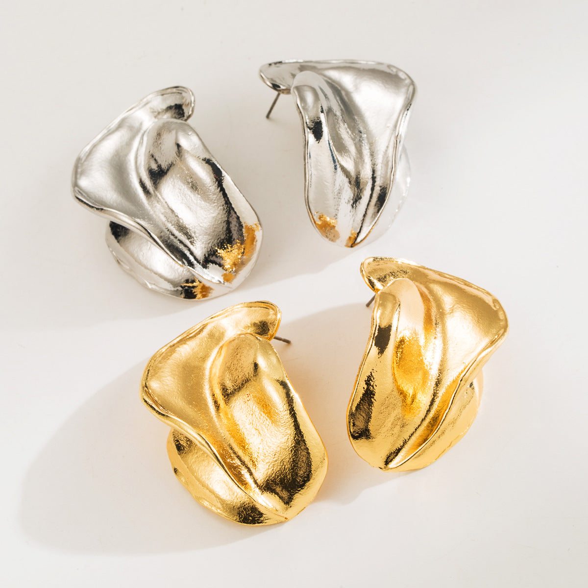 Pendientes de aleación con circonita chapada, diseño geométrico irregular, textura metálica y estética inspirada en Hong Kong, estilo vintage