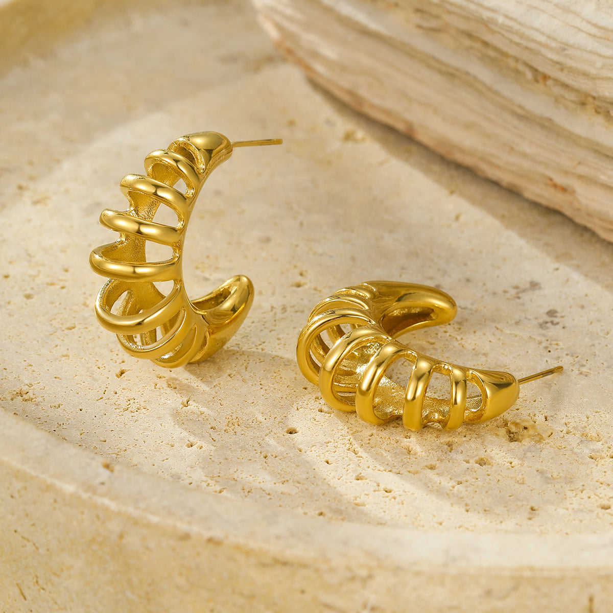 Conjunto de brazalete y pendientes de acero de titanio con forma de muelle hueco estilo vintage chapado en oro de 18K para mujer