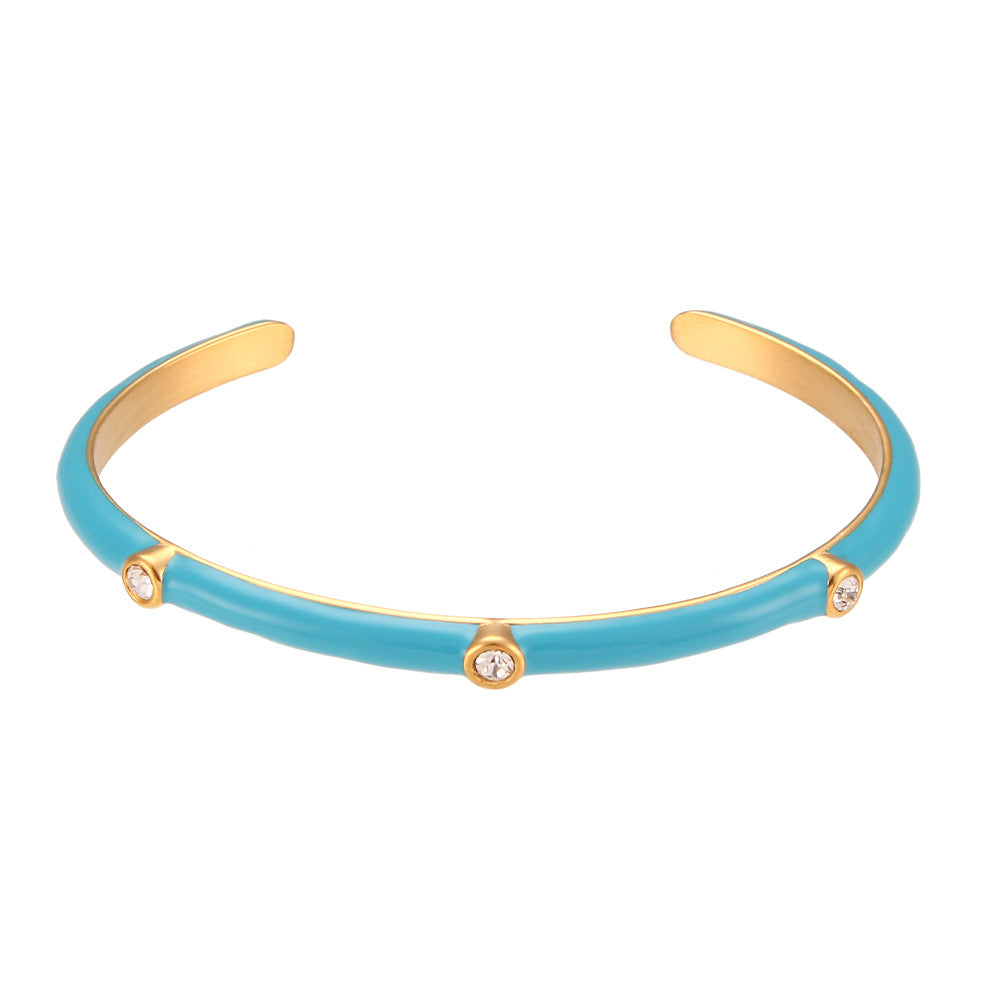 Pulsera Minimalista de Acero Inoxidable con Chapado de Oro de 18K, Detalle Esmaltado de Rayas Verticales y Diseño de Brazalete Abierto