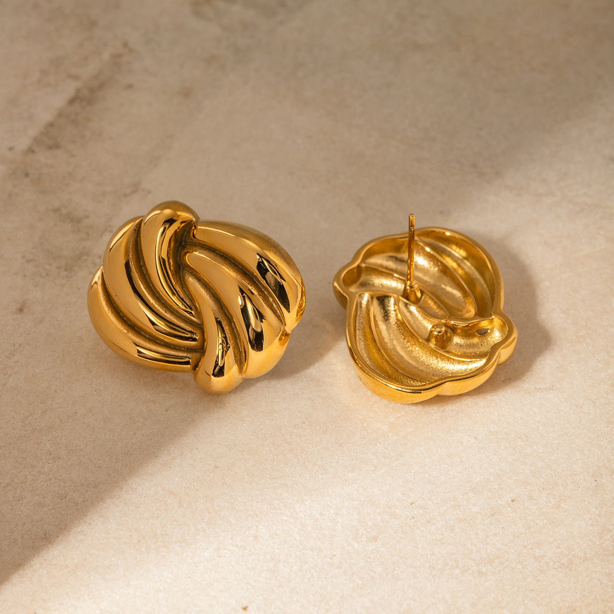Pendientes minimalistas de acero inoxidable con forma de onda chapados en oro de 18K para mujer