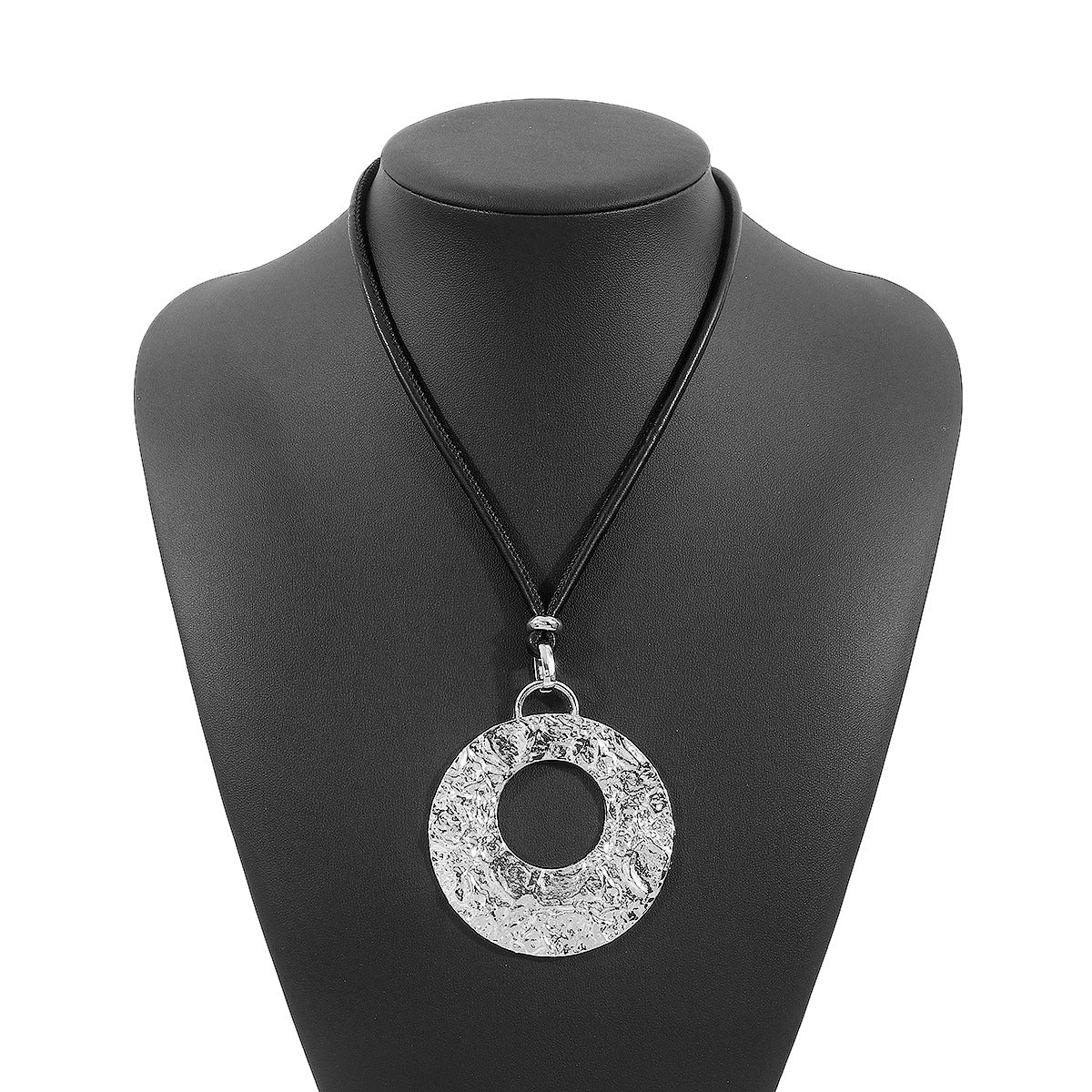 Collana lunga in lega rotonda testurizzata retrò con cordino in pelle da donna
