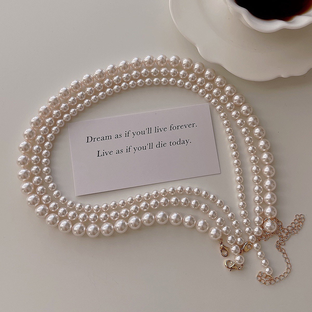 Elegante collar de clavícula de perlas barrocas para mujer con colgante de nácar, acabado chapado, cadena tipo O, textura ligera al agua, longitud corta