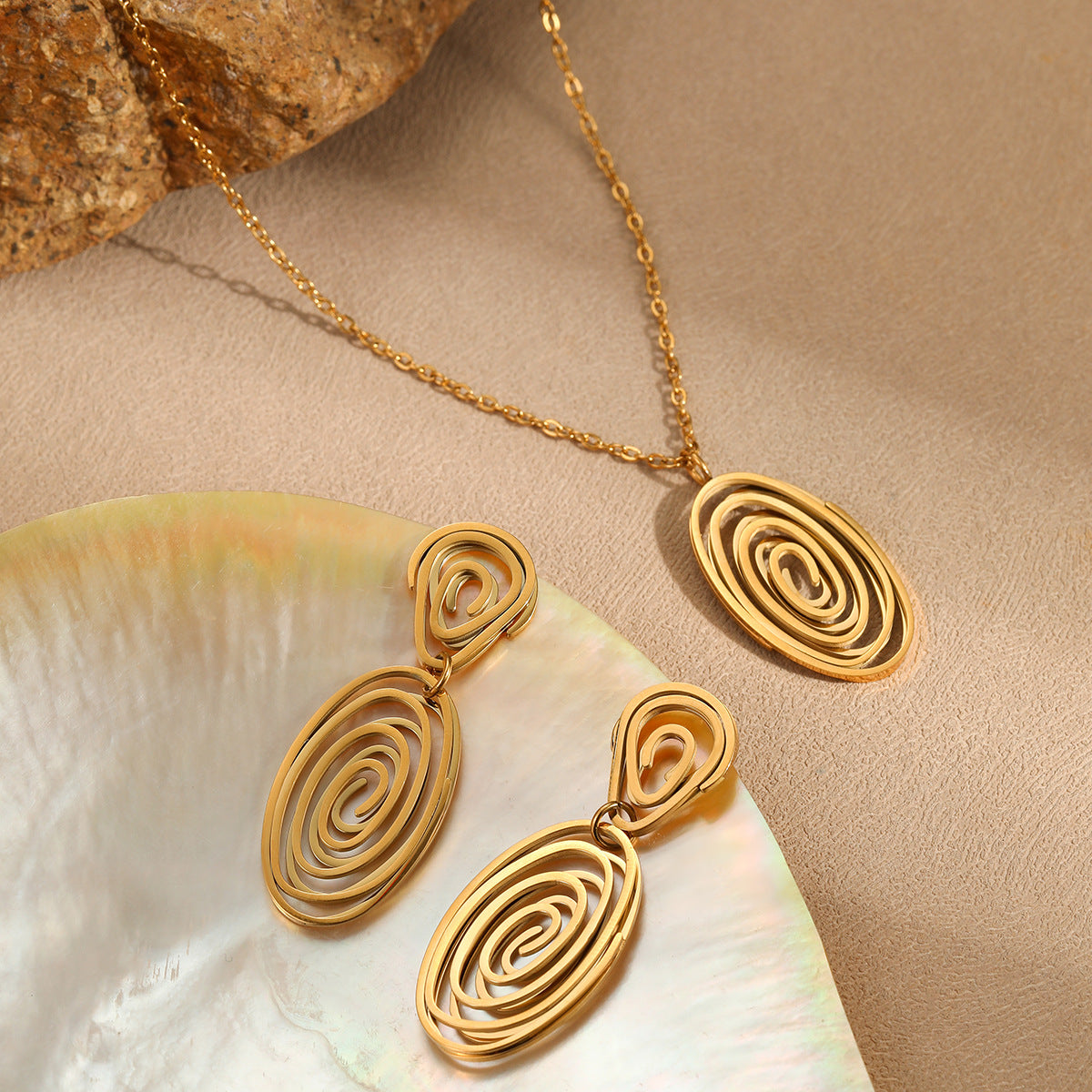 Conjunto de collar y pendientes de espiral geométrica hueca de moda en acero inoxidable con chapado en oro de 18 quilates para mujer