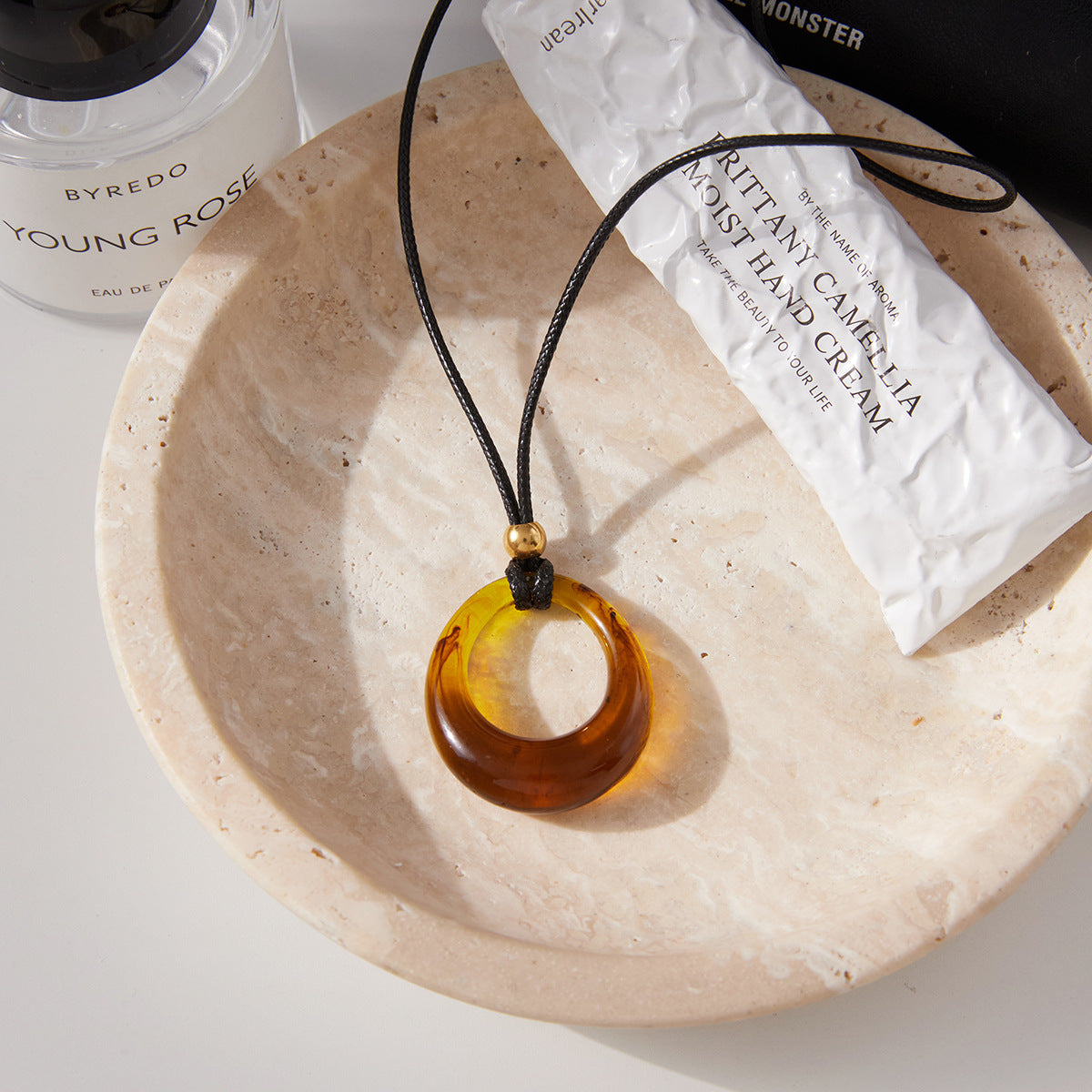 Collana con Ciondolo in Resina Ambra Geometrica alla Moda da Donna con Catena in Acciaio Inossidabile e Ciondolo in Acciaio al Titanio, Finitura Galvanizzata