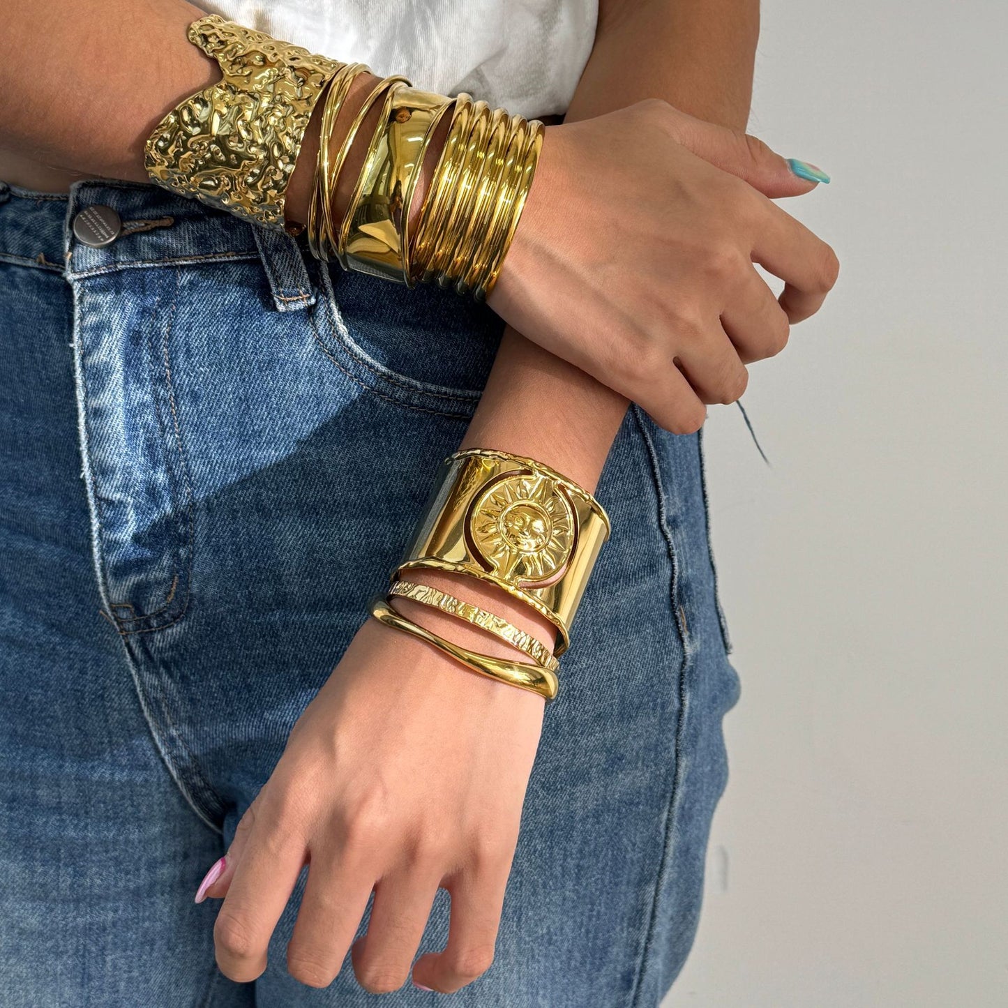 Pulsera geométrica de acero de titanio moderna para mujer con chapado en oro de 18 quilates, brazalete de acero inoxidable hipoalergénico