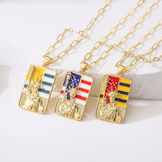 Collana pendente minimalista quadrata con dea della libertà per donna, con base in rame placcata in oro vero e finitura smaltata con zirconi micro-pavé