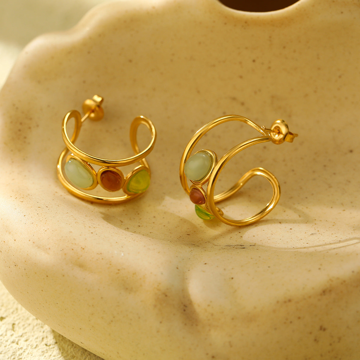 Orecchini da donna a C in acciaio inossidabile stile vintage con placcatura in oro 18 carati e intarsi in pietra naturale