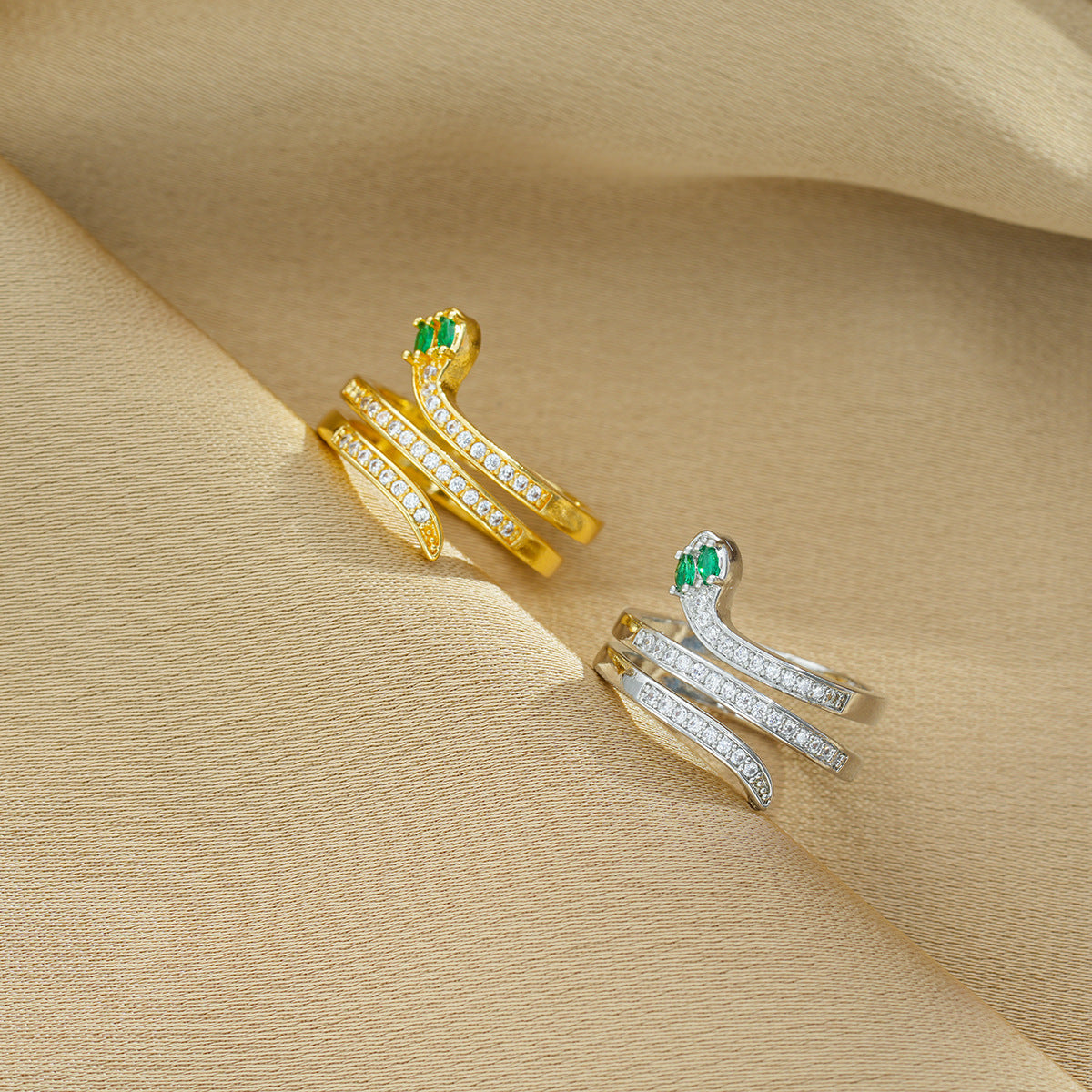 Anillo Vintage con Forma de Serpiente con Ojos de Circonita Verde Hecho de Acero de Titanio con Chapado al Vacío para Mujer